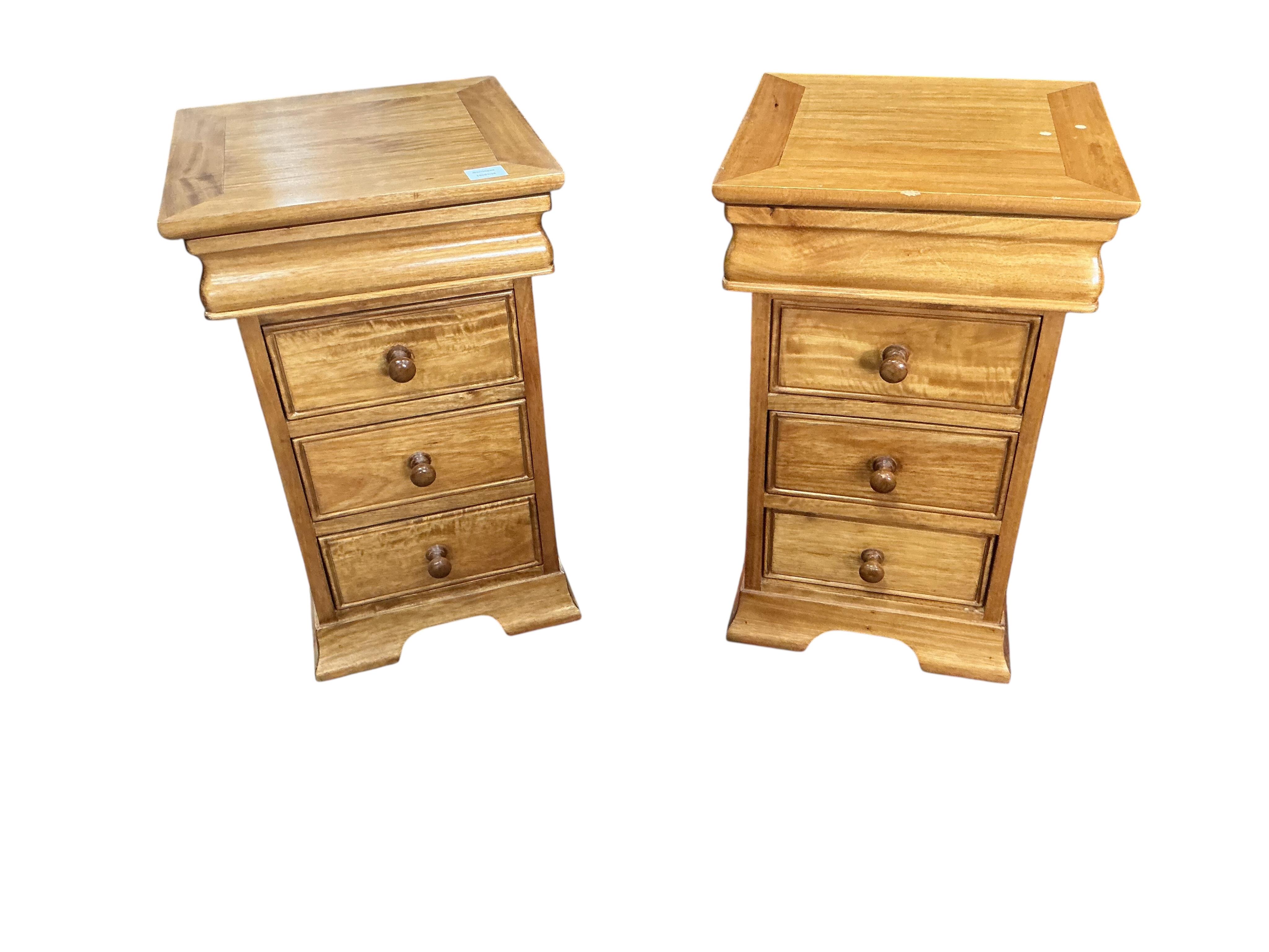 A pair of reproduction pale mahogany bedside chests, width 40cm, depth 39cm, height 65cm